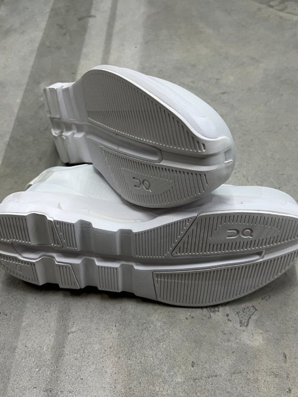 On Running Cloudzone Triple White Wmn's 3WF10071200 - New with Defects - Picture 6 of 13